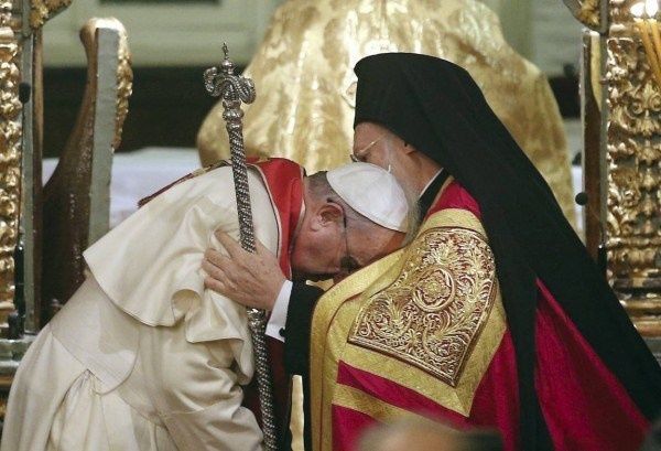 Le Pape François aime se faire bénir par les représentants d'autres dénominations religieuses ! Sans-t11