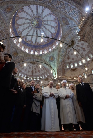 Në ditën e dytë të një udhëtimi në Turqi që i dedikohet dialogut mes besimeve Papa Françesku zhilloi një vizitë në Xhaminë Blu. 34417910