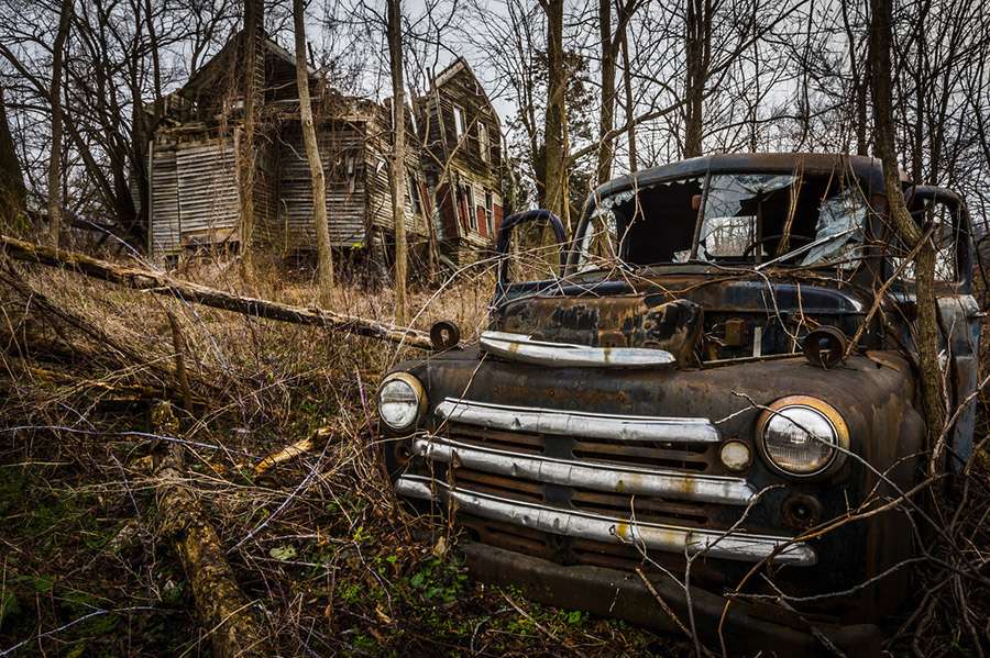 Les autos abandonnées et la nature qui reprend ses droits .... 110