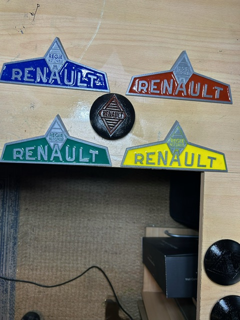 EMBLEMES RENAULT et bouchon de volant Image010