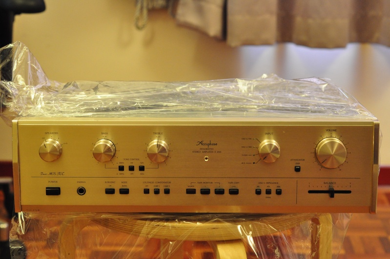 Accuphase E203 integrated amp (used) sold Dsc_0116