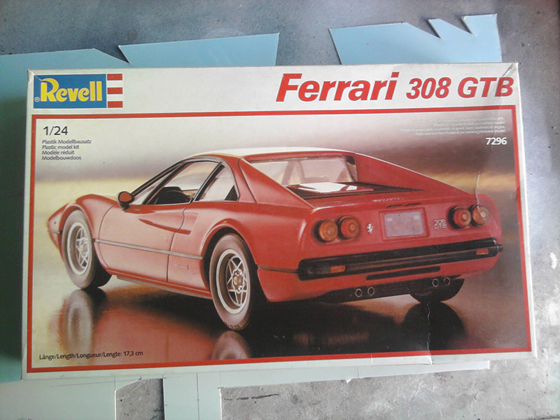 Revell Ferrari 308GTS 1:24 part 2 01_12