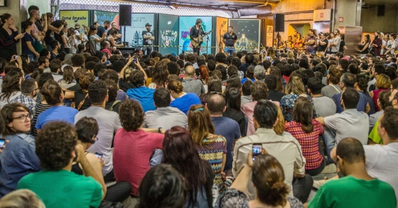 11/27/14 - São Paulo, Brasil, Estação Paraíso do Metro 11810