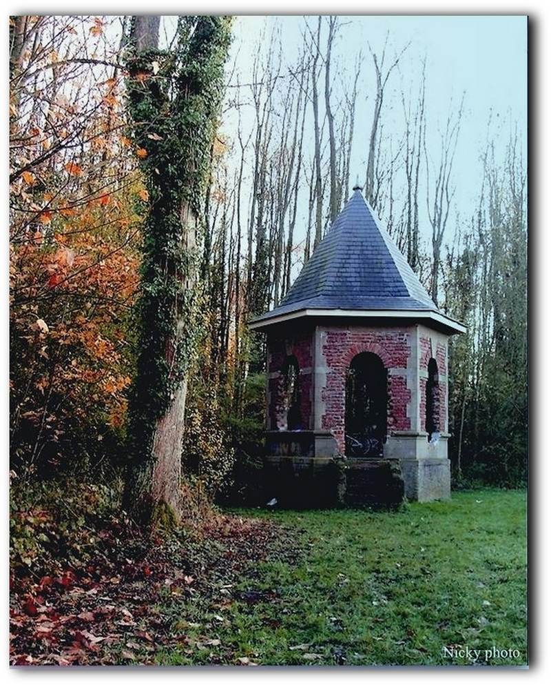 Gloriette dans le parc de Péruwelz(Hainaut) Dans_l11
