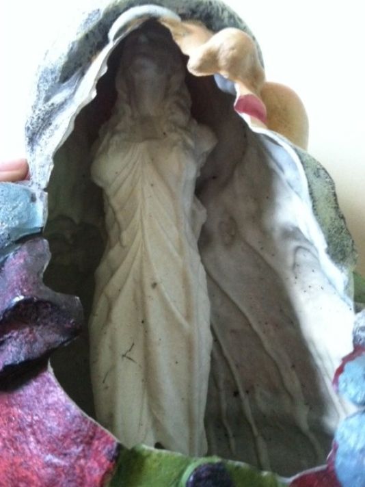Une mystérieuse sculpture découverte à l'intérieur d'un nain de jardin 14007910