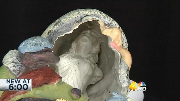 Une mystérieuse sculpture découverte à l'intérieur d'un nain de jardin Fiehje10