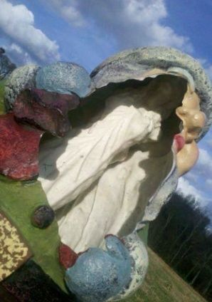 Une mystérieuse sculpture découverte à l'intérieur d'un nain de jardin Hdiadd10