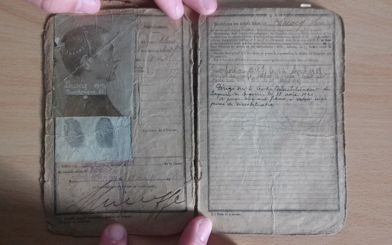 Livret militaire et 2 ou 3 documents de mon Grand Père.  20141114