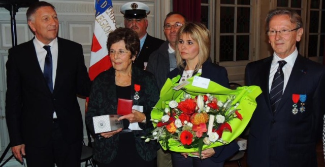 16.- Remise de la Croix de Chevalier de la L.H à Ginette PLANSON : 7.11.2014 Art94110