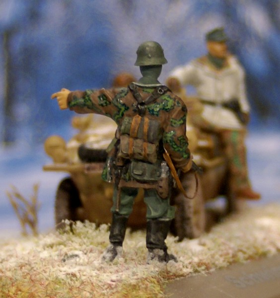 Modele presse 1/43 fini avec les 3 gars Dsc03438