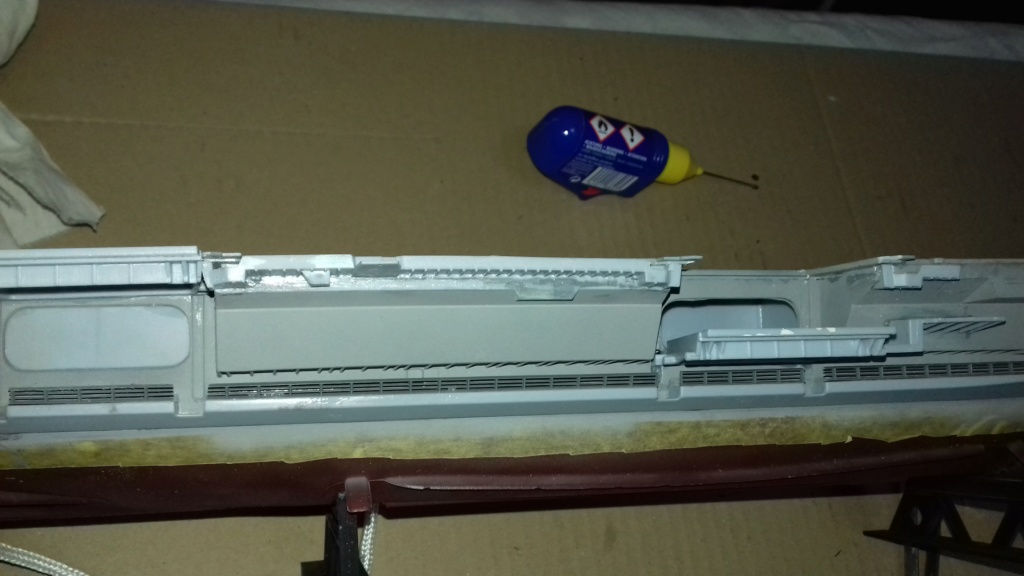 PORTE AVIONS CHARLES DE GAULLE 1/400 DE CHEZ HELLER 1124