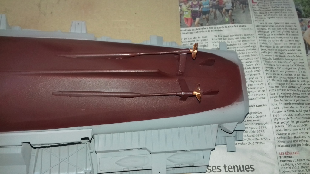 PORTE AVIONS CHARLES DE GAULLE 1/400 DE CHEZ HELLER 1613