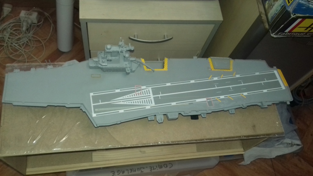 PORTE AVIONS CHARLES DE GAULLE 1/400 DE CHEZ HELLER 2511