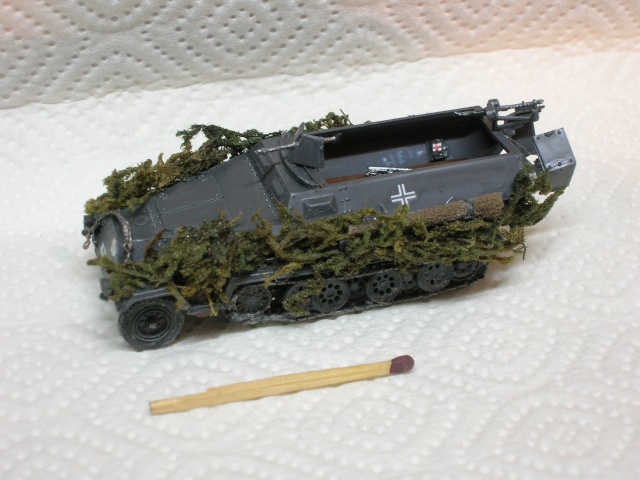 Embuscade Sd.Kfz. 231 (6 rad) + 2 Kübelwagen + Sd.Kfz. 251/1 [ ITALERI 1/72° ] (Diorama terminé). Dscn3415