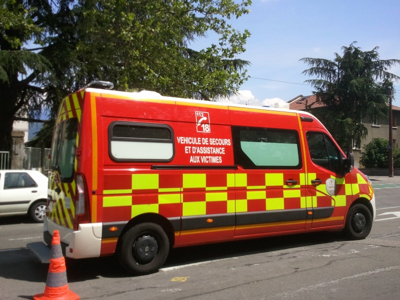 Brandweer Halle : nouveau véhicule de comandement Mercedes Vito avec marquage haute visibilité Fd92c710