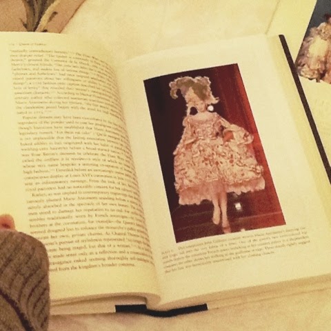 Talk Fashion with Marie Antoinette - autour d'une tasse de thé et de trois livres sur les modes Blogge12