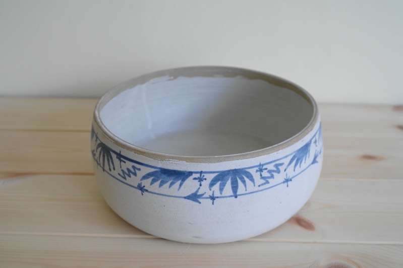 Blue and White Pottery Dish Marked with a Single impressed L Bowl_110