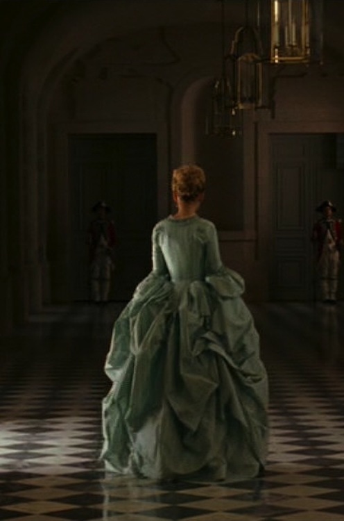 Marie Antoinette avec Kirsten Dunst (Sofia Coppola) - Page 2 Zrob10