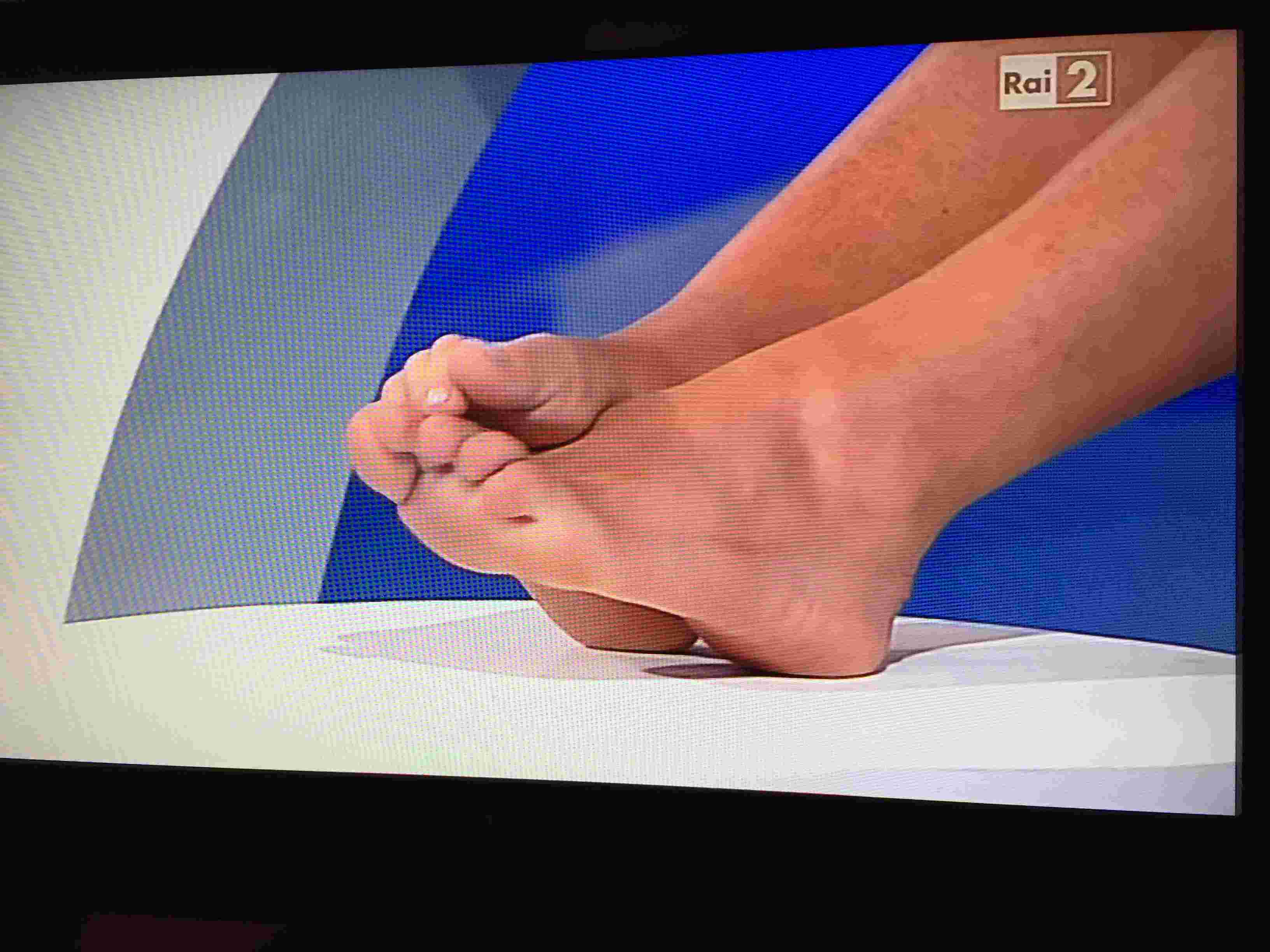 Pieds à la télévision italienne (Pamela Camassa) Img_0412