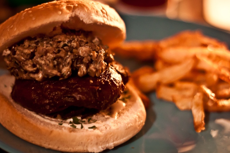 Burger d'automne, champignons/seitan, frites de céleri Img_0311