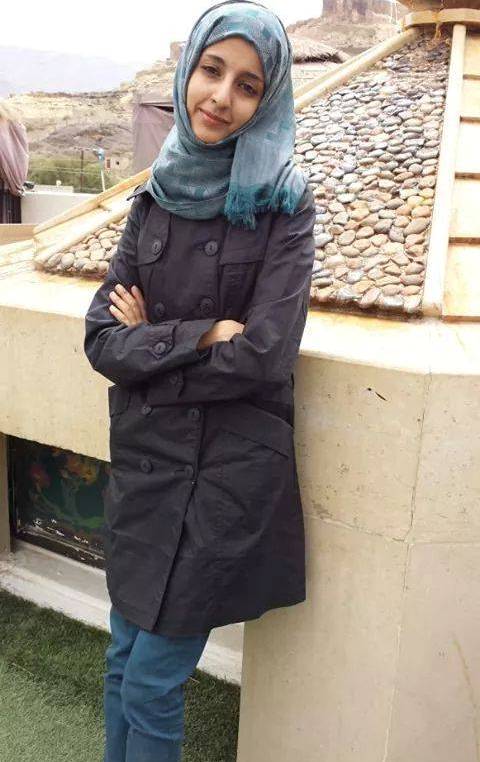 شاهد صورة الطالبة التي توعد الحوثيين بنزع ثيابها ... هبة تتحدث عن التهديد الحوثي  O12
