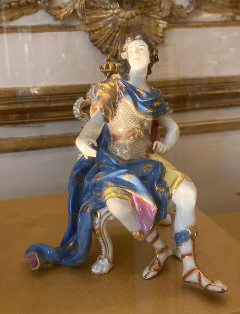porcelaine - Fabrique de l'Extravagance, château de Chantilly, exposition Capt1235