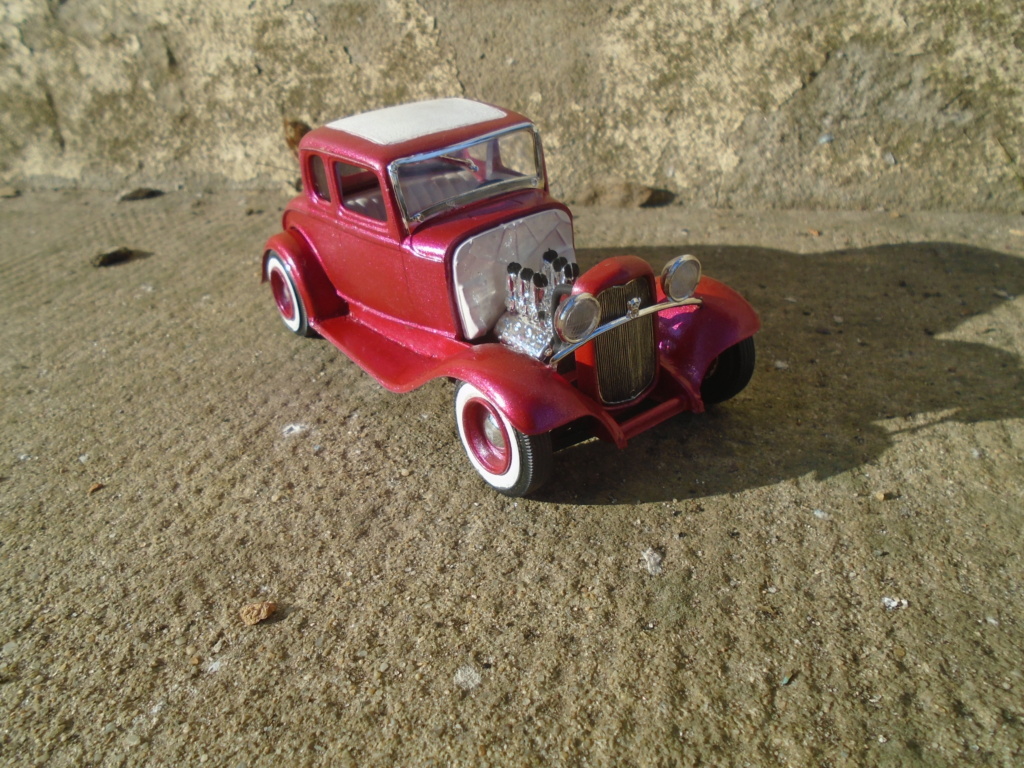 1932 Ford 5 Window coupe amt Dsc04911