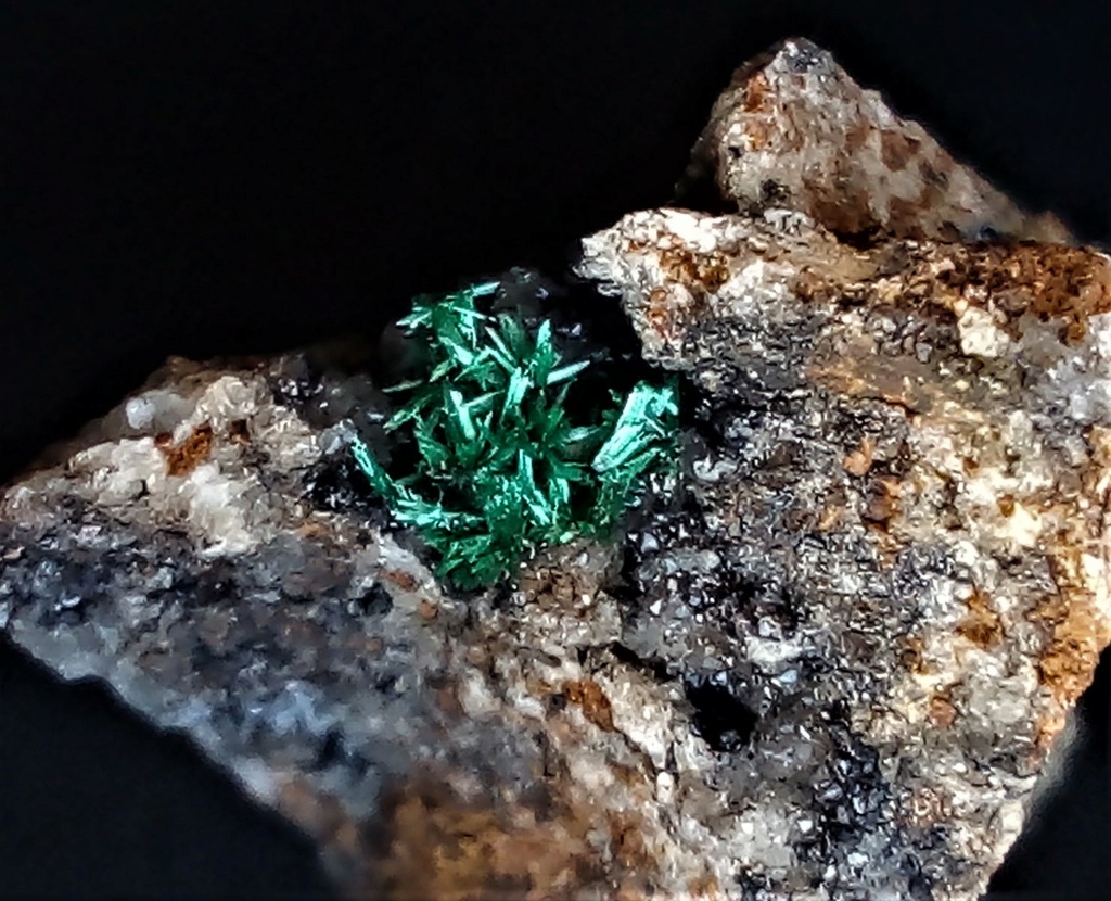 Divers micros ,Azurite ,malachite ,baryte sur quartz. Img_1391