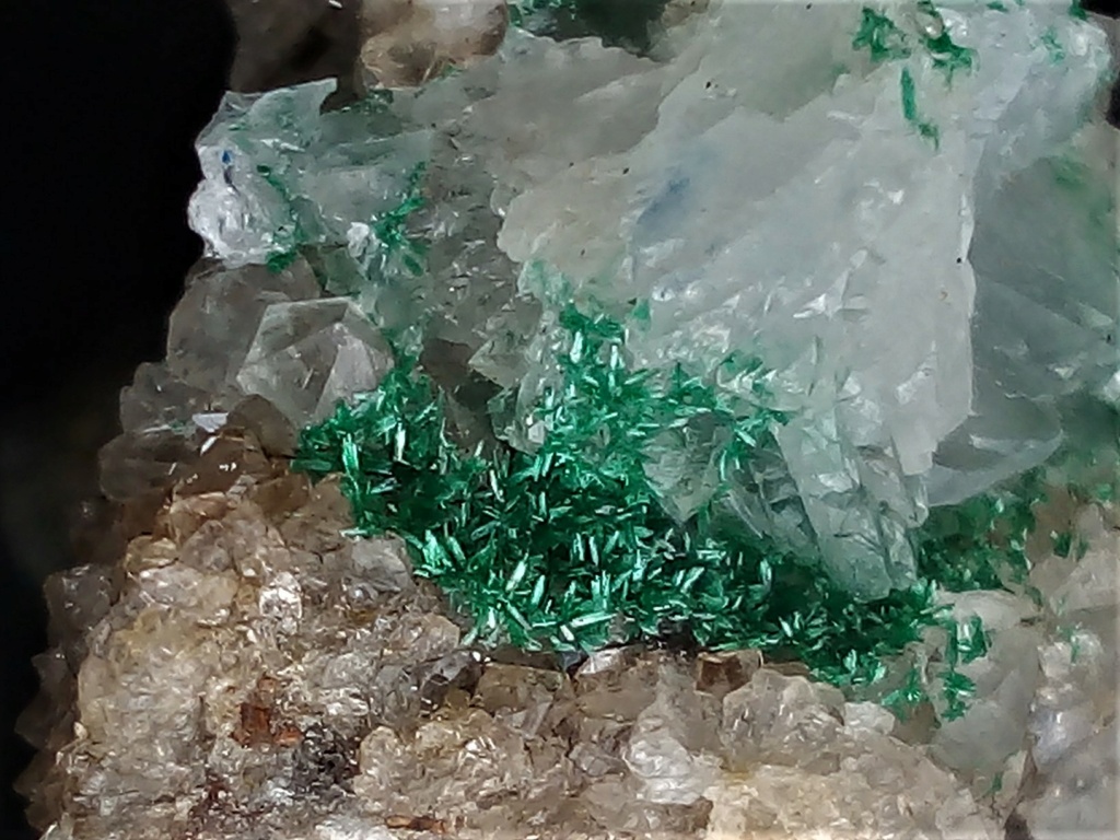 Divers micros ,Azurite ,malachite ,baryte sur quartz. Img_1392