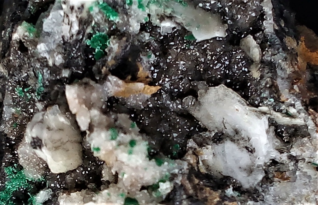 Divers micros ,Azurite ,malachite ,baryte sur quartz. Img_1396