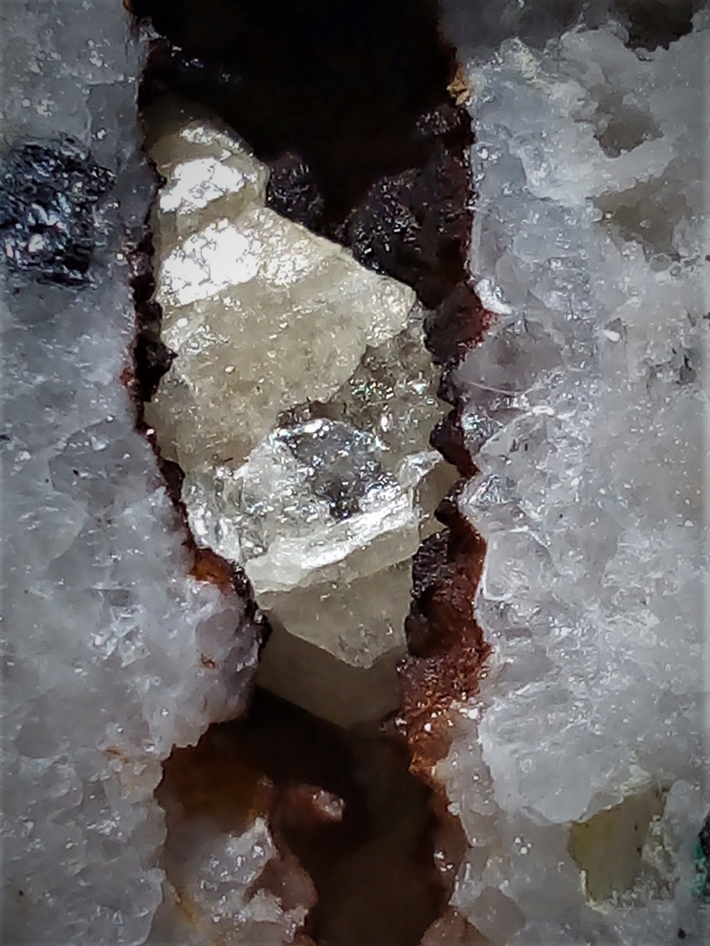 Minéraux de la mine CLARA autres que la Fluorite et la barite - Page 3 Img_2385
