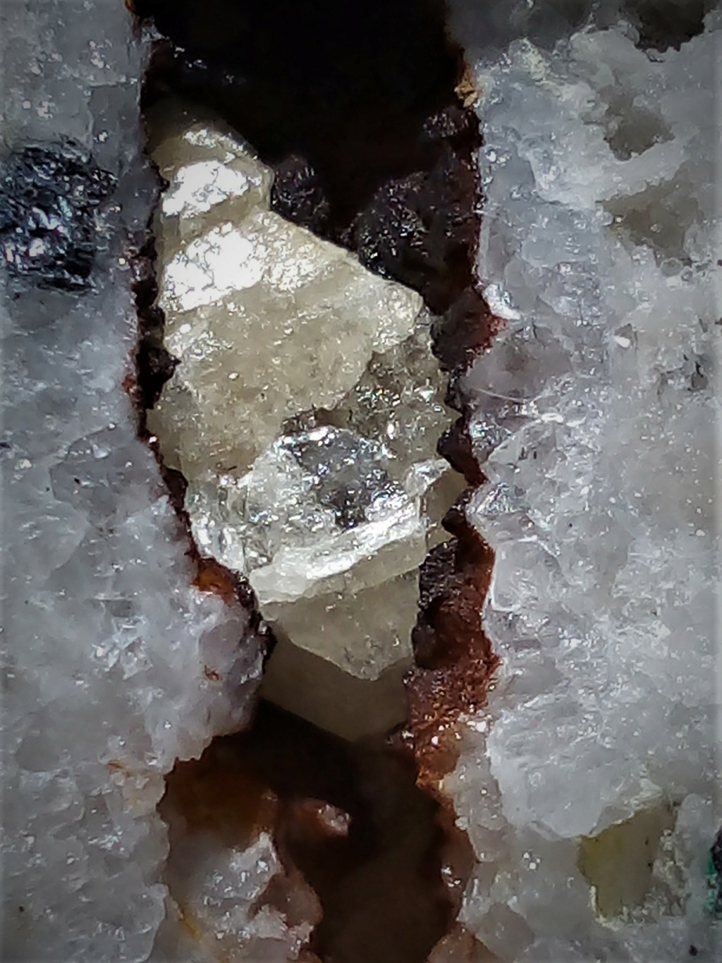 Minéraux de la mine CLARA autres que la Fluorite et la barite - Page 4 Img_2954