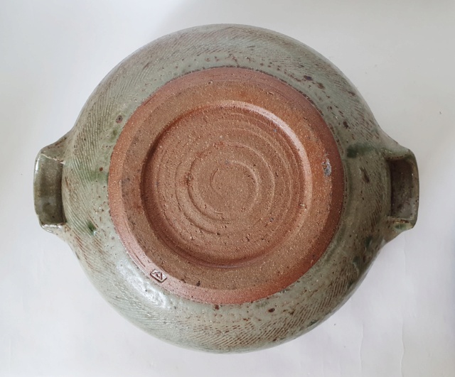 Studio pottery ID A or V mark 20210714