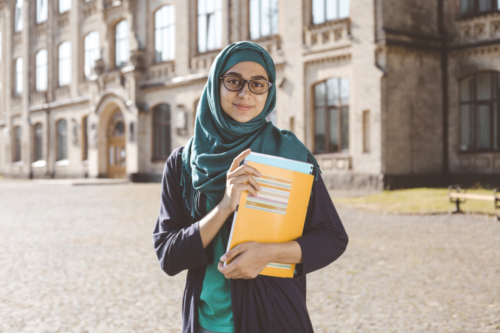 تعرف مع انترلود على اسهل جامعات بريطانيا ماجستير Smilin10
