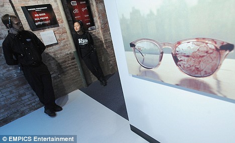John Lennon, ses derniers vêtements... tachés de sang présentés lors d'une expo. Articl12