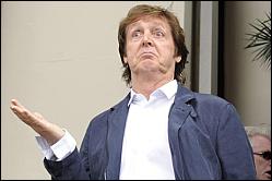 Paul McCartney demande de l'aide à Pamela Anderson. 110