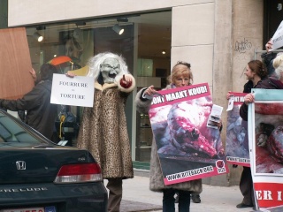 (B) Manif. anti fourrure Bite Back à Bruxelles !! 20100217
