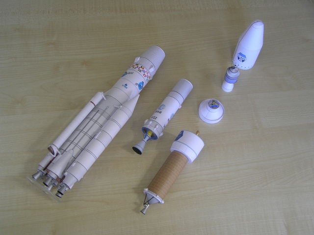 Ariane 4 V22 Nielspapermodel 1/96 papier P5240012