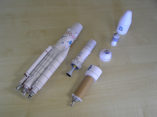 Ariane 4  V22  Nielspapermodel  1/96  papier P5240012