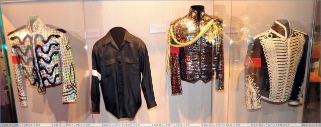 [GRAMMY MUSEUM] Plusieurs vestes et costumes de Michael Jackson exposés. (+UP p.2) 02310