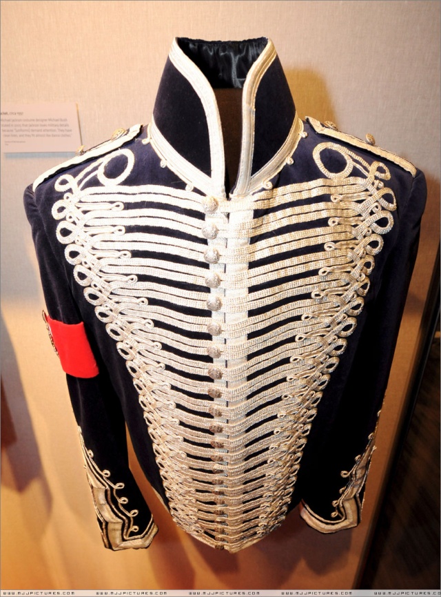 [GRAMMY MUSEUM] Plusieurs vestes et costumes de Michael Jackson exposés. (+UP p.2) 02510