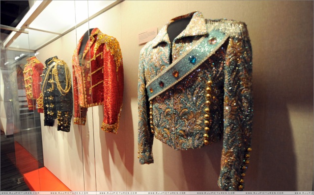 [GRAMMY MUSEUM] Plusieurs vestes et costumes de Michael Jackson exposés. (+UP p.2) 02610