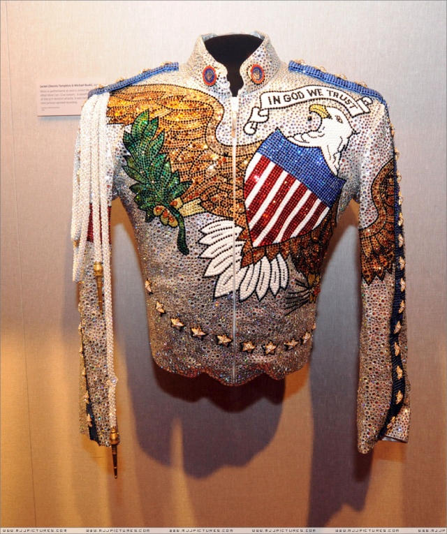 [GRAMMY MUSEUM] Plusieurs vestes et costumes de Michael Jackson exposés. (+UP p.2) 02910