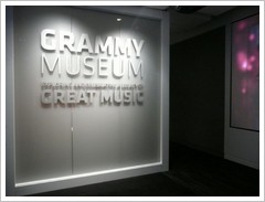 [GRAMMY MUSEUM] Plusieurs vestes et costumes de Michael Jackson exposés. (+UP p.2) Grammy10