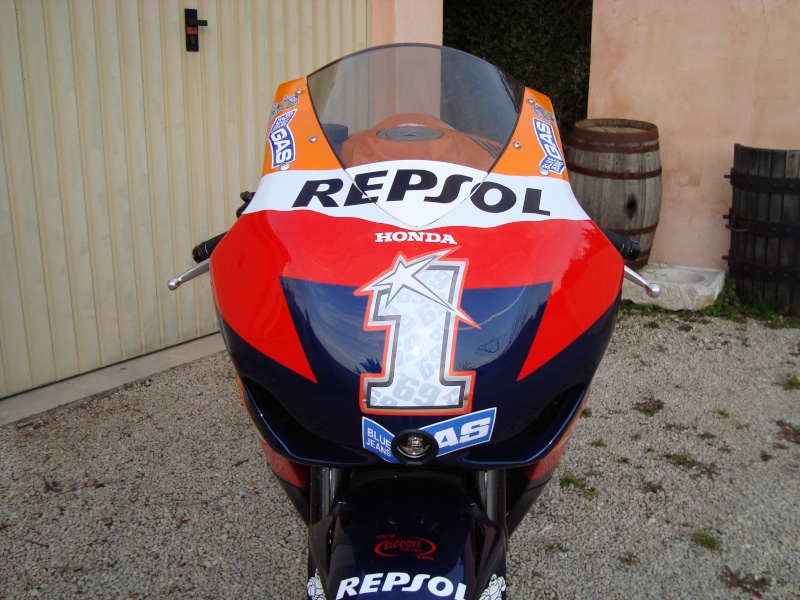 je vous presente ma cbr1000rr 2008 Repsol nicky hayden Dsc00118