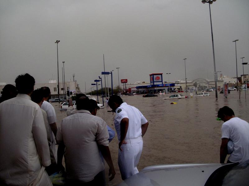 عاصفة ماطرة تضرب العاصمة السعودية الرياض والدفاع المدني يحذر Alasa111