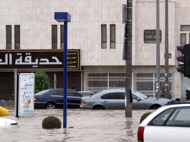 عاصفة ماطرة تضرب العاصمة السعودية الرياض والدفاع المدني يحذر Alasaa97