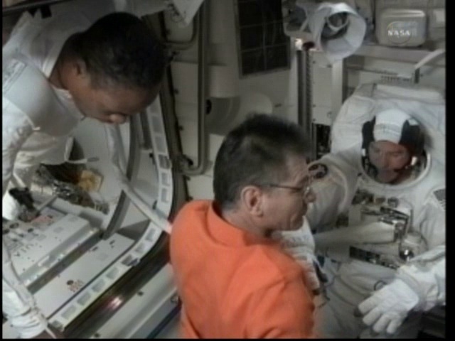 [STS-133] Discovery: Déroulement de la mission. - Page 6 Vlcsn117