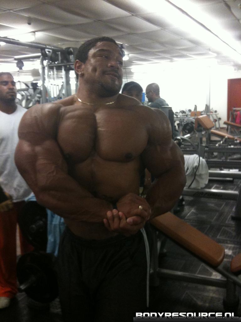 Roelly Winklaar avant l'Arnold Classic 2010 - Page 16 Img_2310