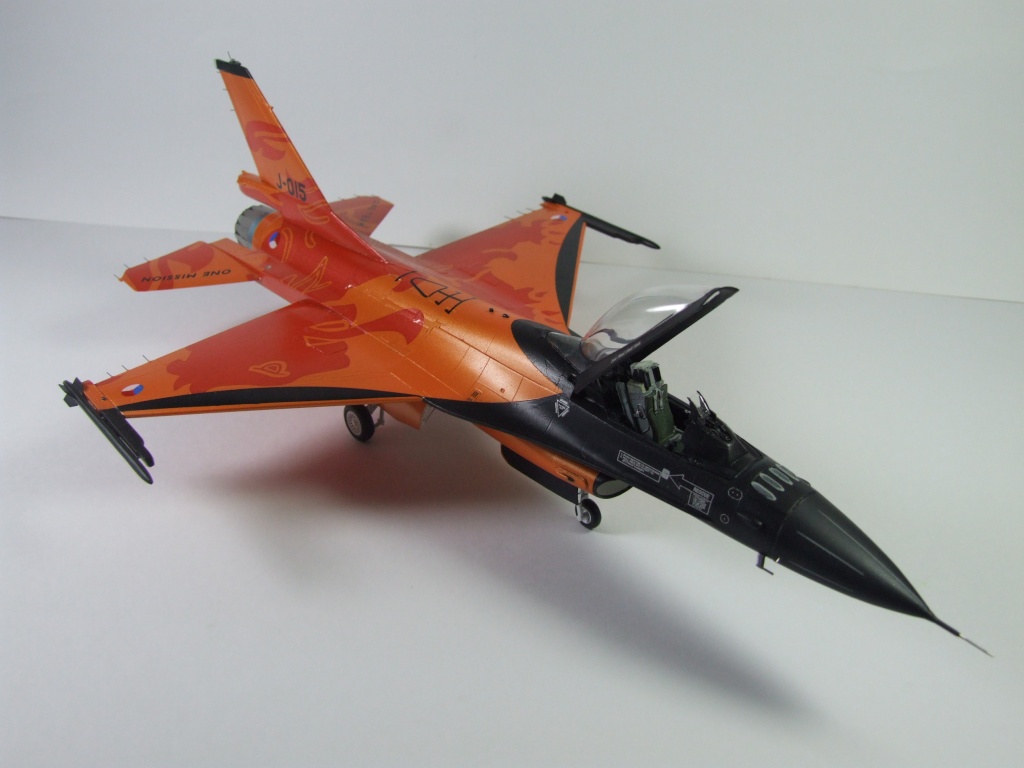 F-16 AM J-015 solo display 2009 1/48 00813